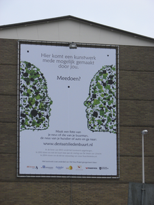 907789 Afbeelding van een grote banner met een uitnodiging om deel te nemen aan het 'neuzenkunstproject' in de ...